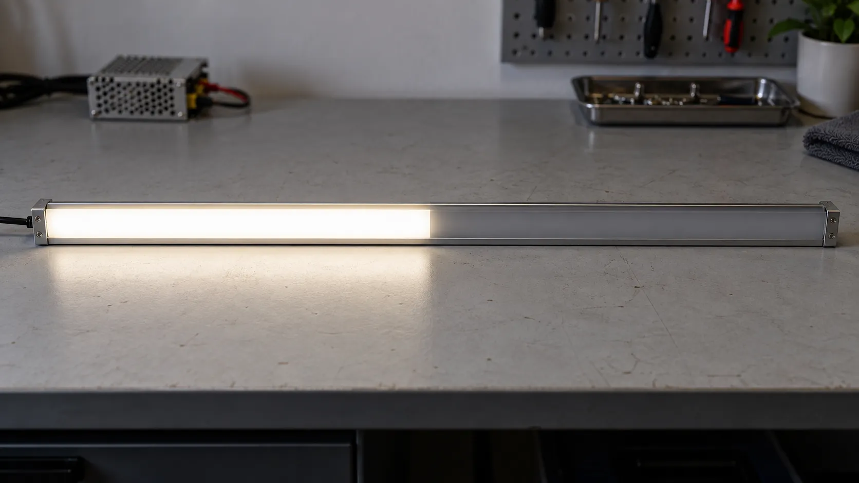 LED-линия, одна половина которой светится, а другая остаётся тёмной.