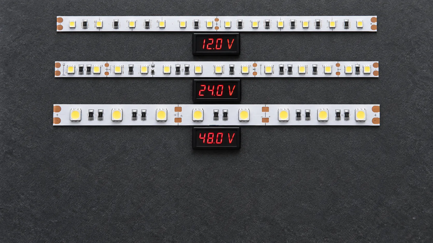 Три отдельные LED-ленты с иллюстративными показаниями 12, 24 и 48 В.