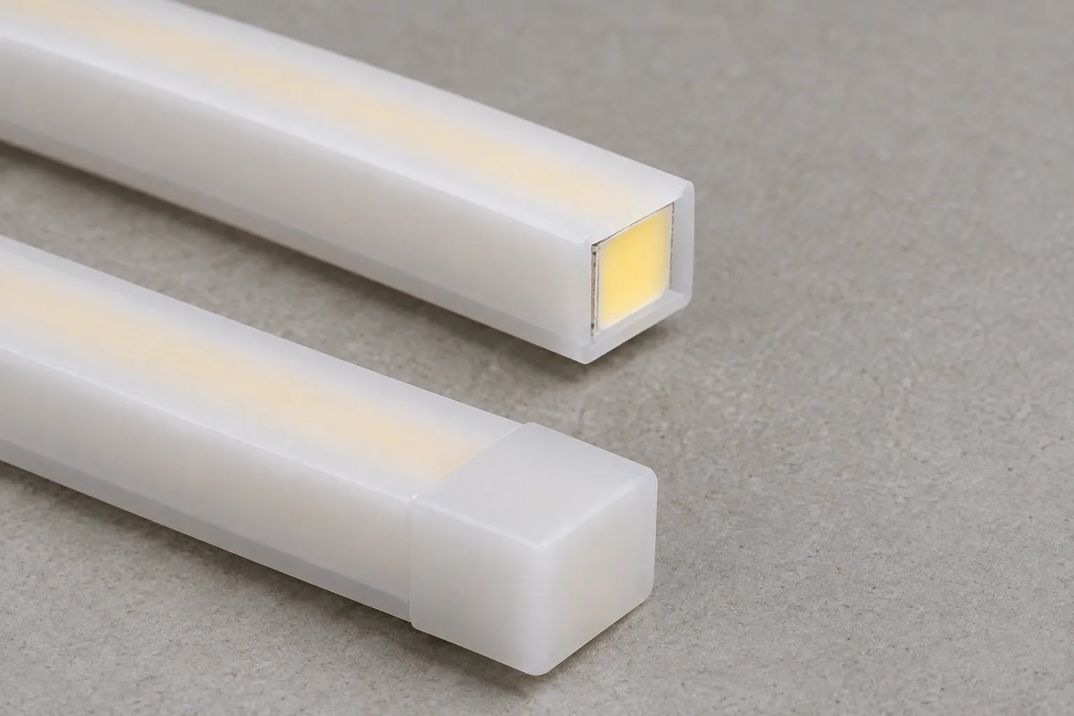 Свежий срез защищённой LED-ленты и правильно оформленный торец.