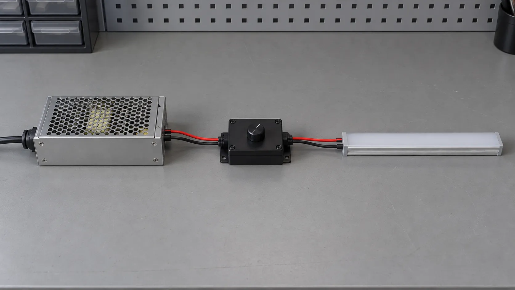 Низковольтная цепь 24 В из блока питания, PWM-контроллера и LED-ленты.