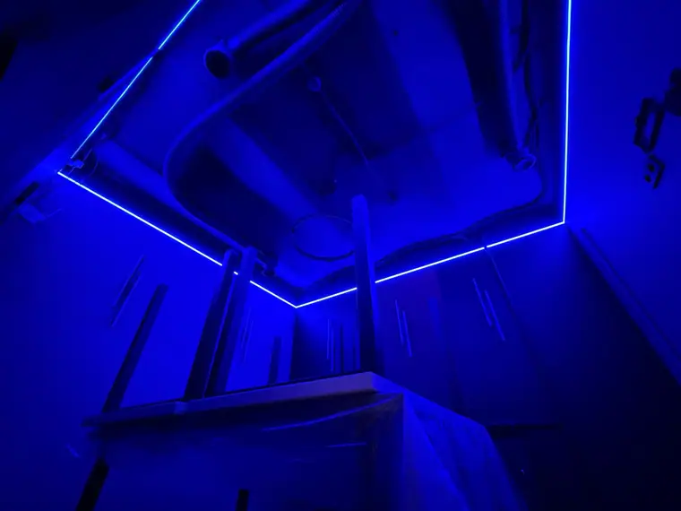 RGB COB подсветка потолка ровной полосой без точек в игровом зале Чертоги разума у Арбата, BossDiodov