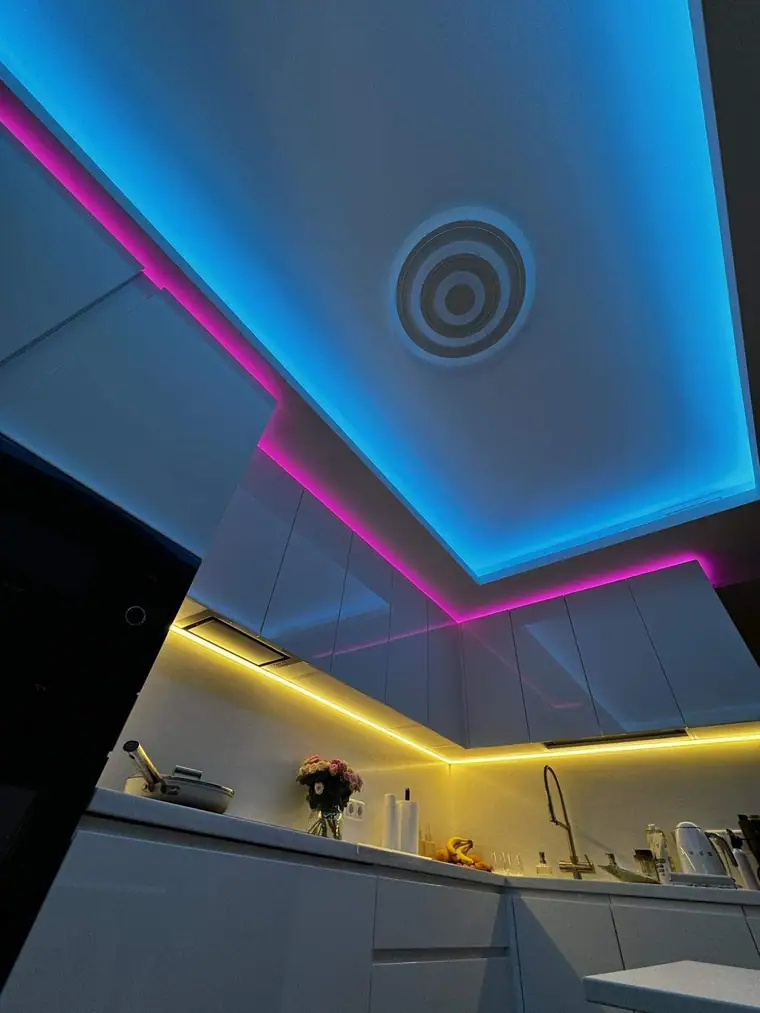 Подсветка кухни три уровня: синий RGB COB потолок, розовая лента верх шкафов и тёплая рабочая зона, BossDiodov Москва