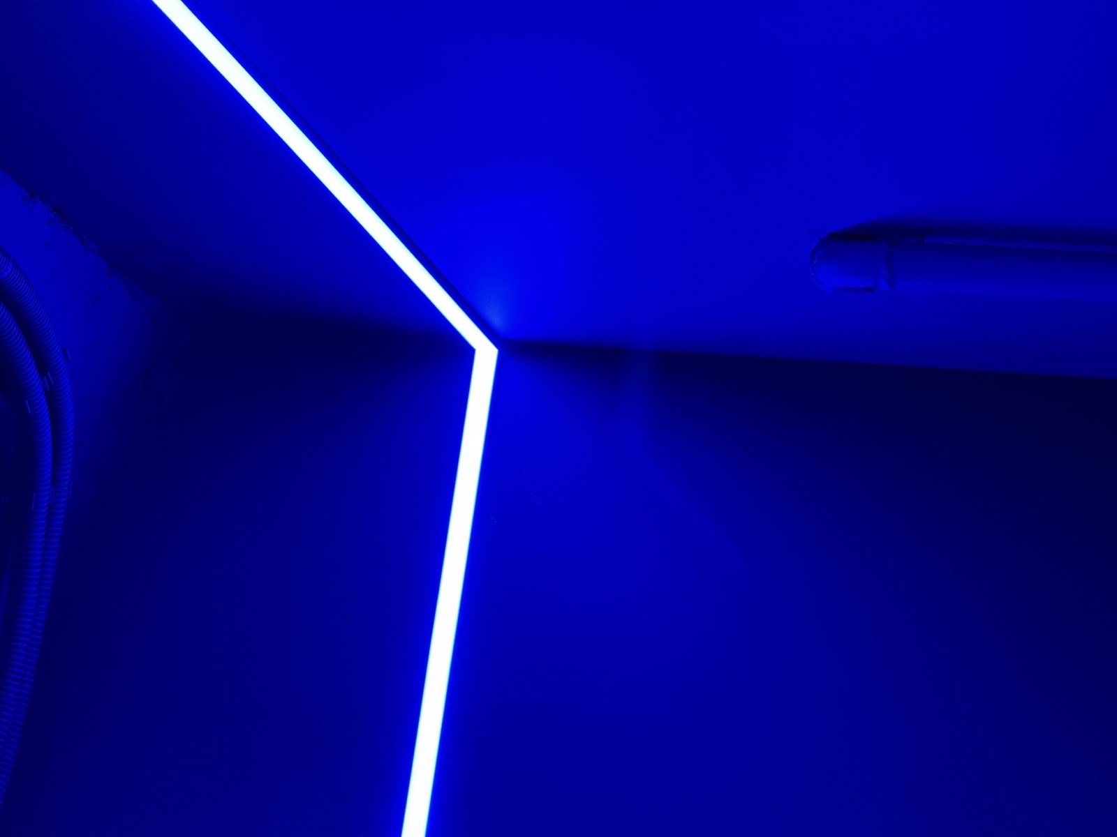 Потолок игрового зала настольных игр с ровной RGB подсветкой COB, управление через пульт
