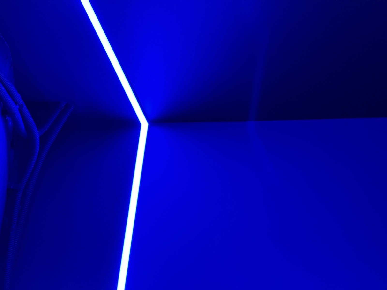 Угол потолка с RGB COB лентой в профиле, ровный свет без просадок от кольцевания, Арбат