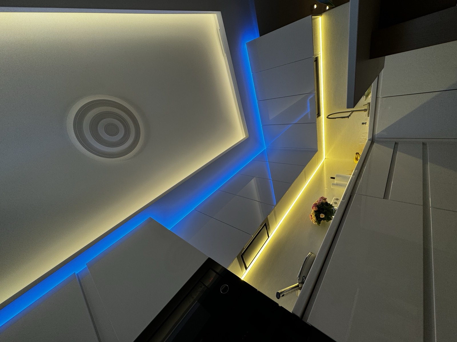 Синяя RGB подсветка потолка и тёплая лента рабочей зоны, три уровня кухни Москва