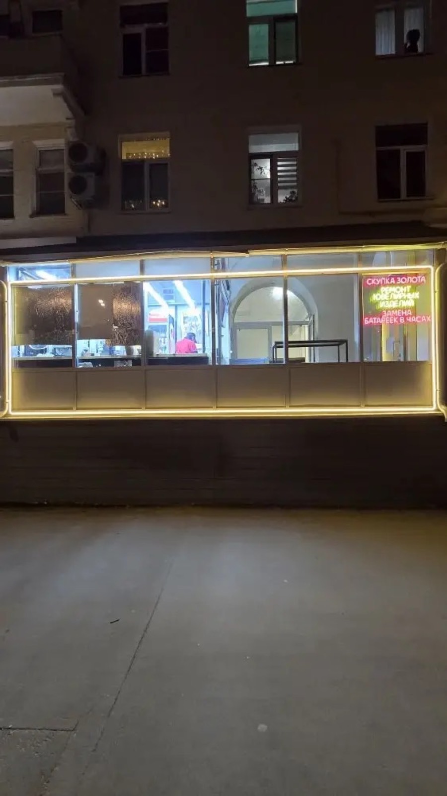 Фронтальный вид — равномерная светящаяся линия по всему периметру витрины без разрывов и просадок