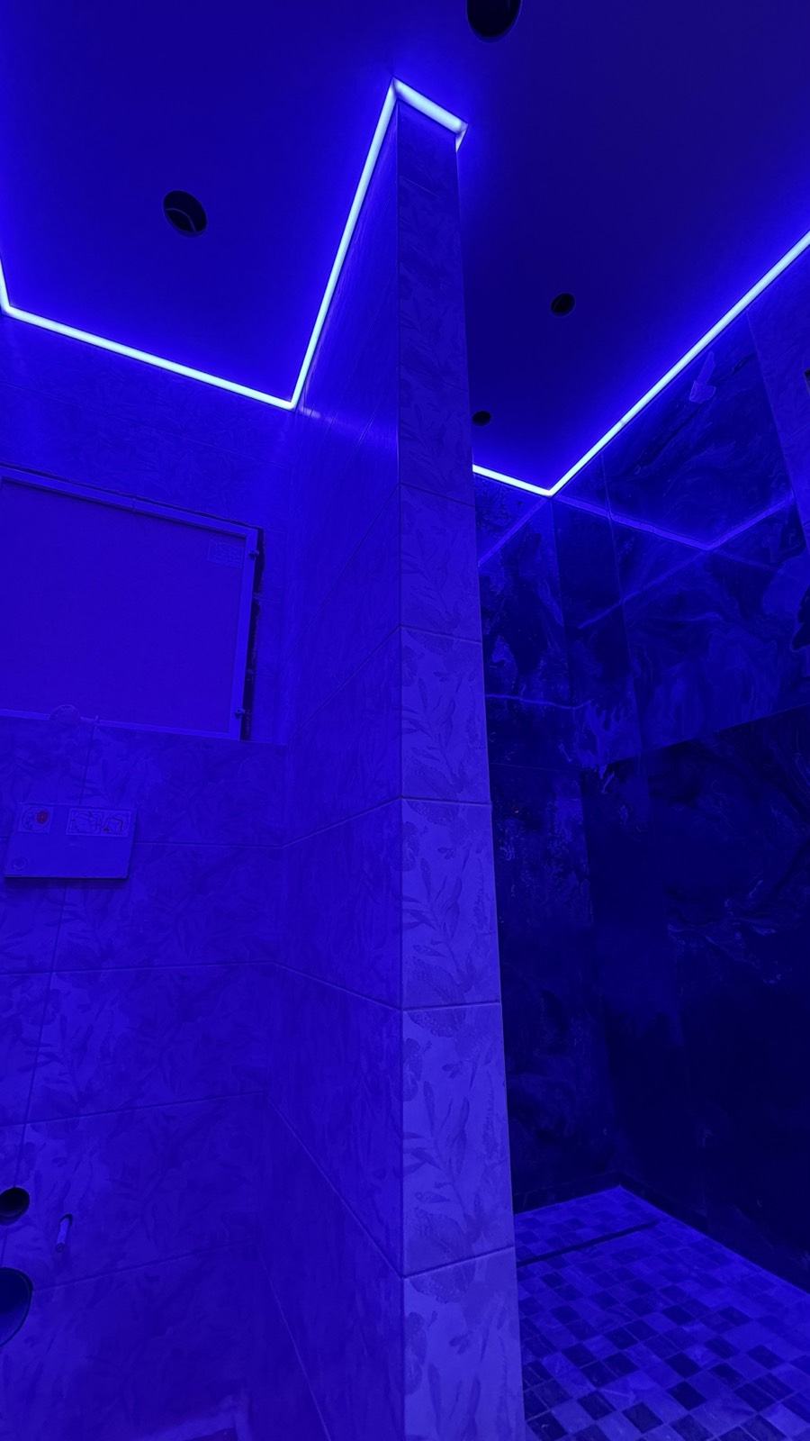 Синяя RGB подсветка по периметру потолка ванной, лента COB Arlight в профиле огибает углы, мрамор, BossDiodov