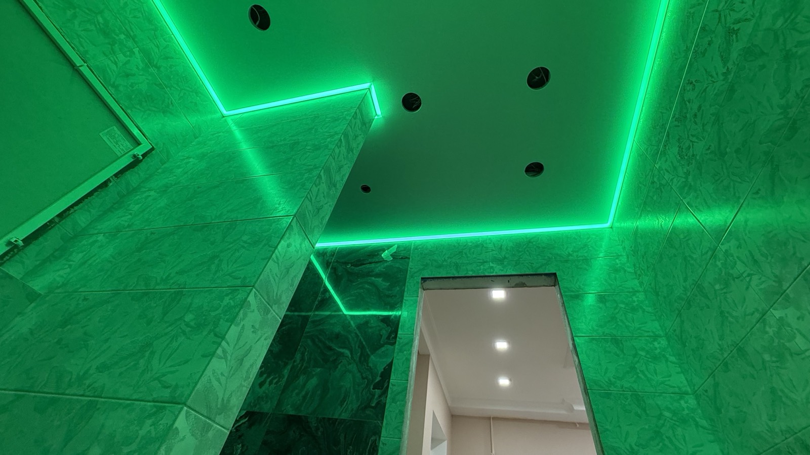 Внутренний угол профиля 30×30 с COB лентой Arlight в ванной комнате, без зазора