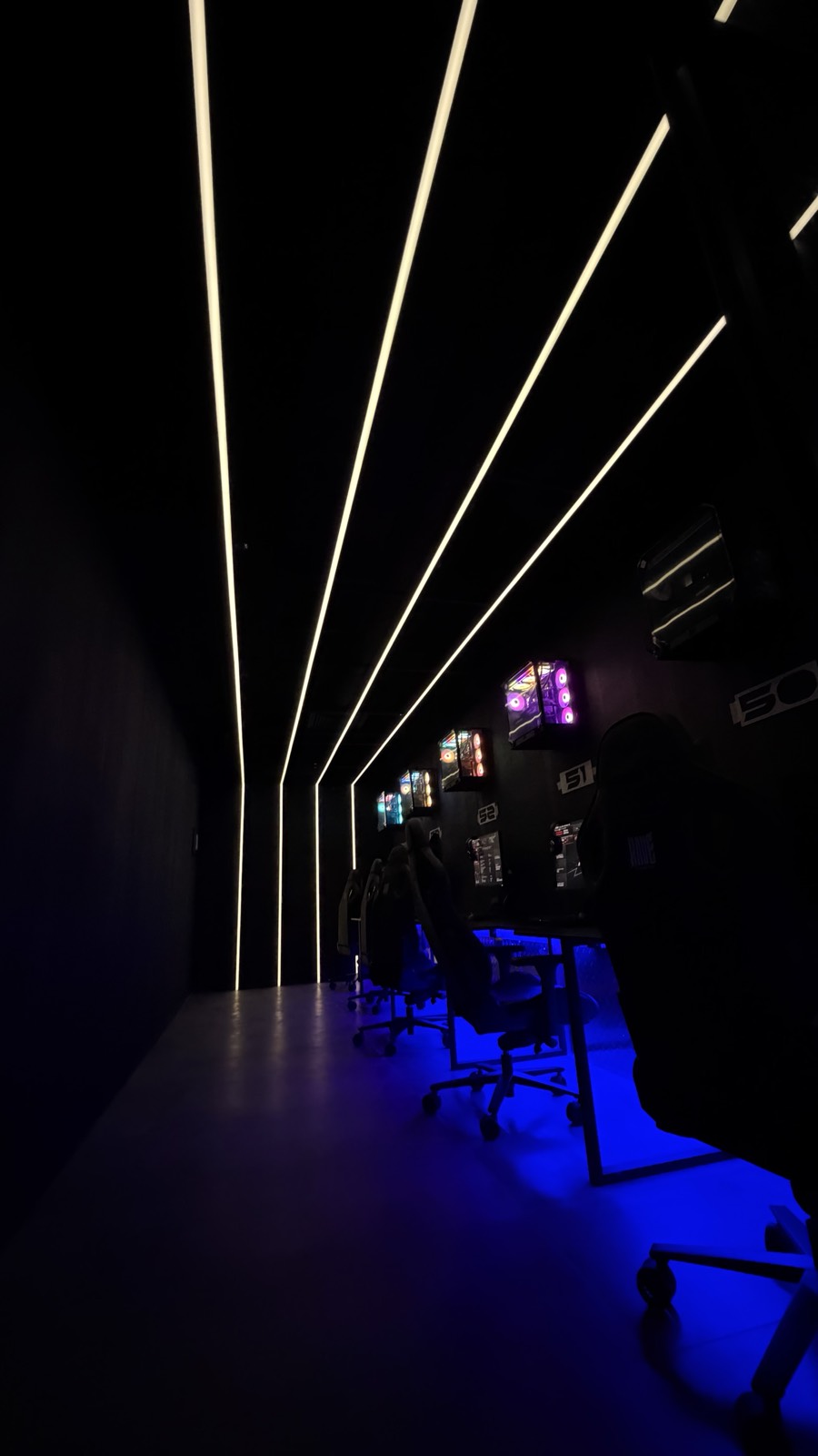 Boot Camp Rave by Booster — белые вертикальные линии COB Arlight 480 диодов/м от пола до потолка, синяя плинтусная подсветка
