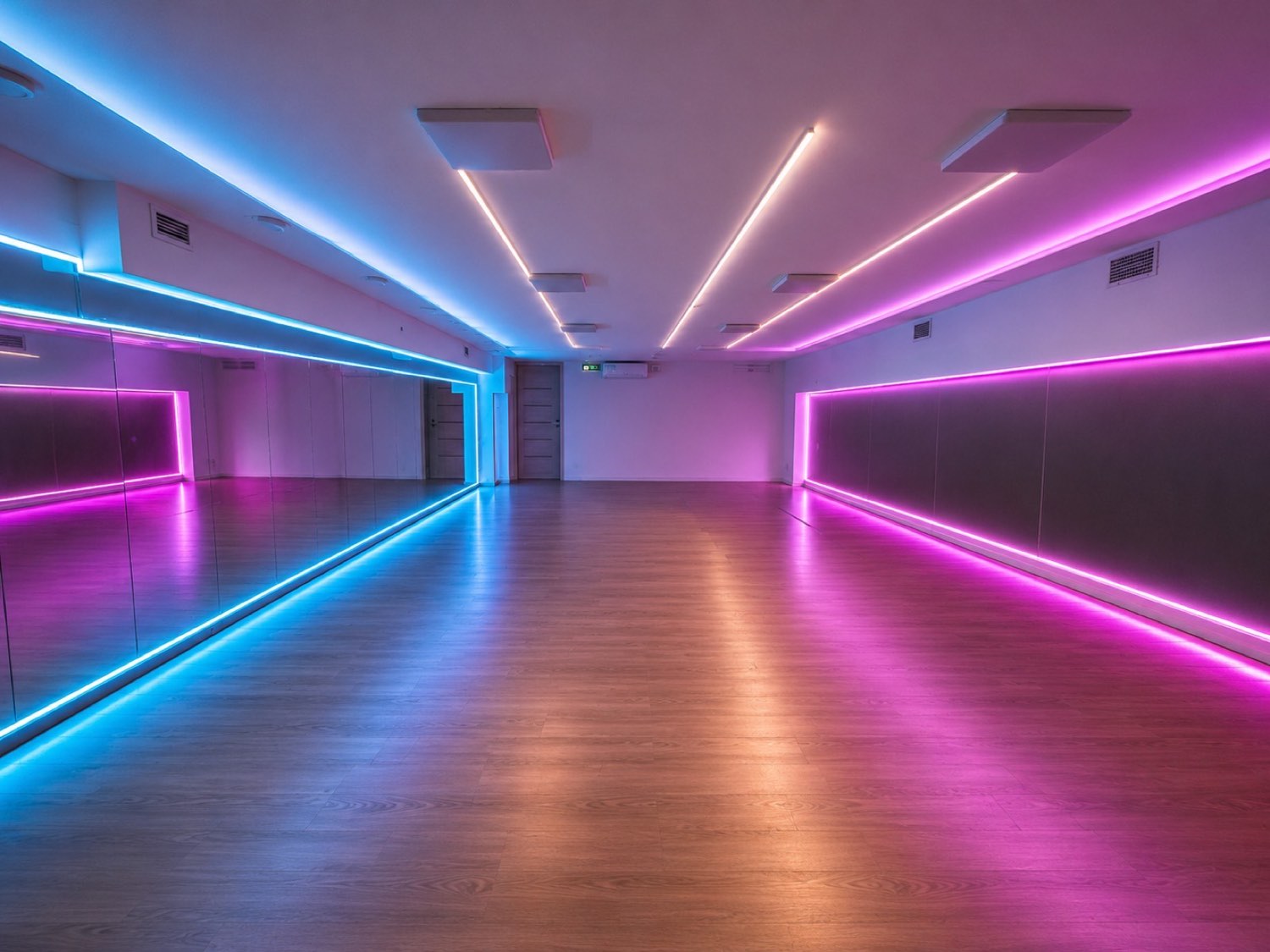 Светодиодная лента COB в студии танцев в Люблино: RGB-контур зеркал на 24 В для ярких видео - BossDiodov