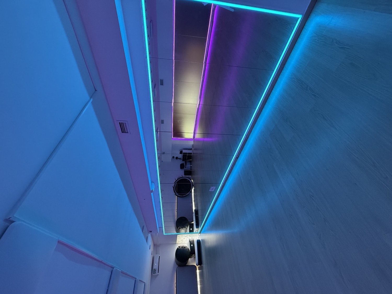 Зеркало в танцевальном зале с бирюзовым RGB COB-контуром и отражением розового света